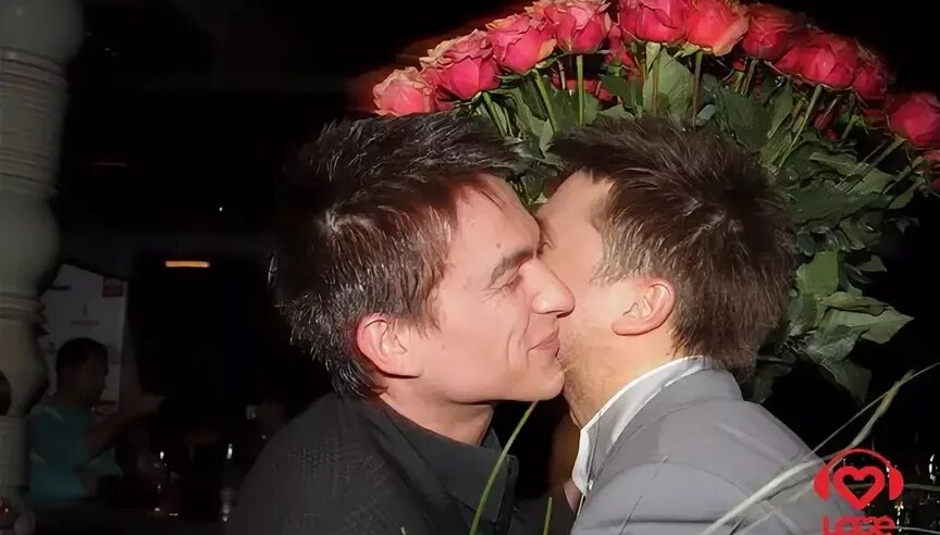Топалов и Лазарев поцелуй. Муж целуется с любовником