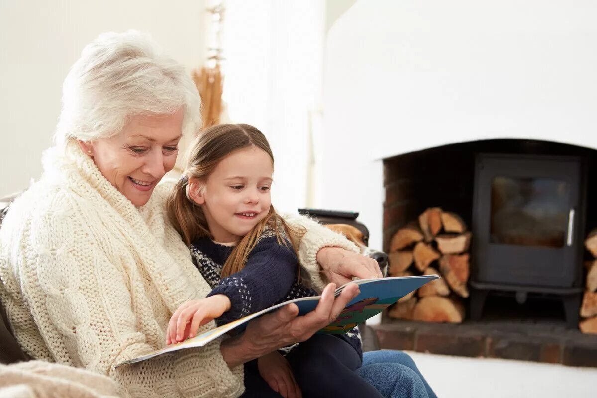 бабушка читает сказку. бабушка читает сказку. бабушка рассказывает внуку. бабушка читает сказку. чтение с бабушкой.