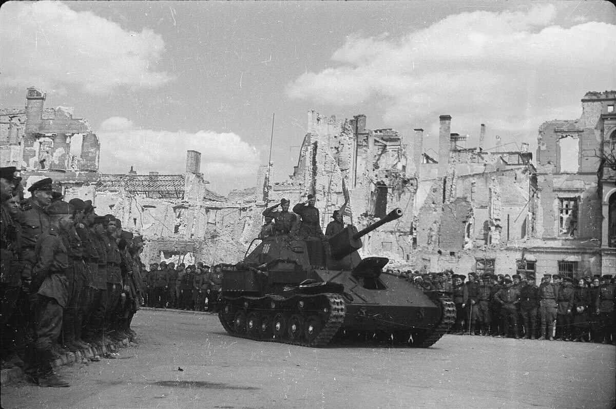 Берлин 5 мая фото. Парад в Берлине 1945. Берлинцы май 1945 Берлин. Су-76 Берлин. Парад Победы в Берлине 1945 г..