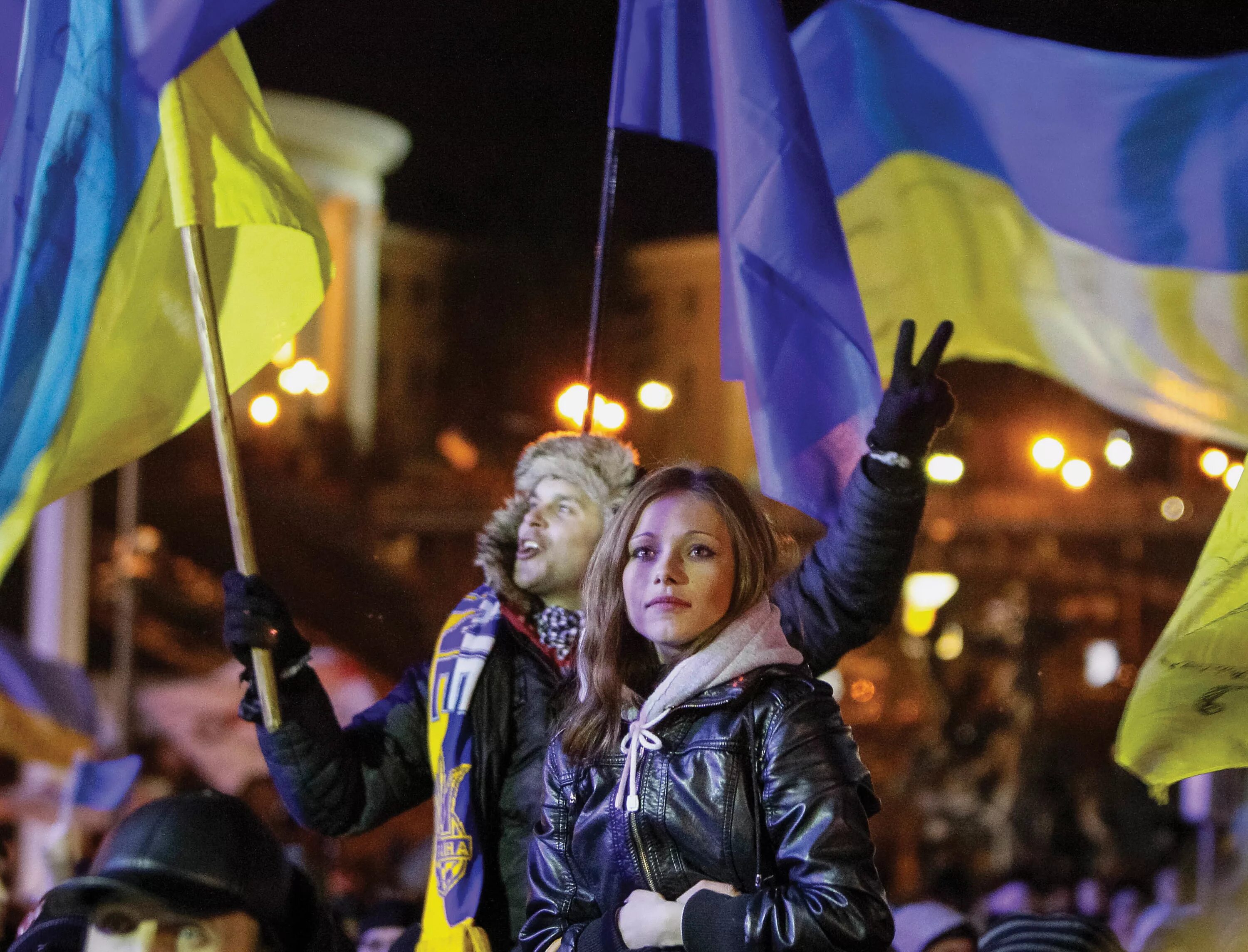 Флаги Украины на Майдане 2014. Евромайдан участники Евромайдана. Девушки на Майдане. Евромайдан девушки. Покажи ей майдан