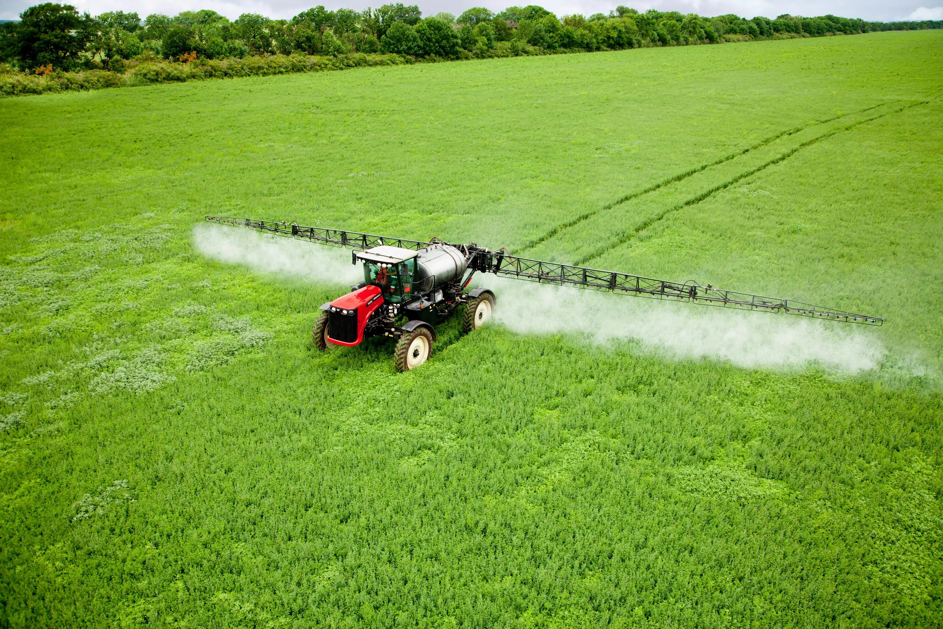 Обработка полей пестицидами