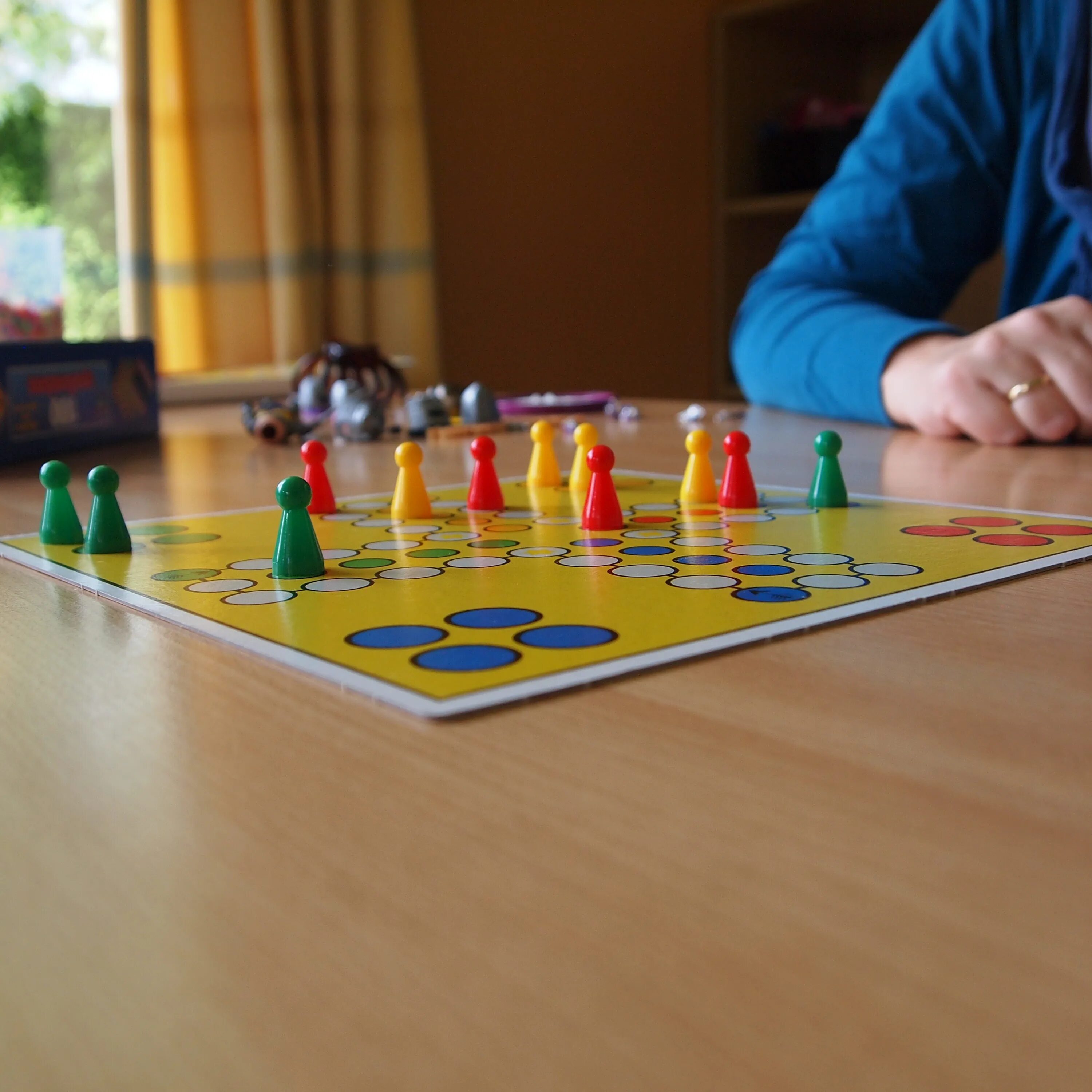 Tables игра. Настольные игры. игра в настольные игры. современные настольные игры. стол для настольных игр.
