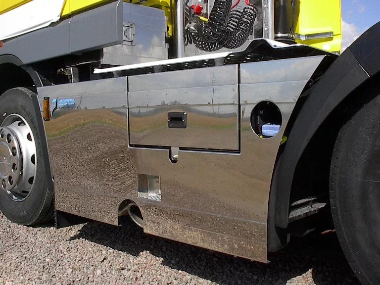 боковая защита для грузовиков. защита грузовика. защита грузовика. противоподкатный брус камаз 43118. брус противоподкатный газель 3302.