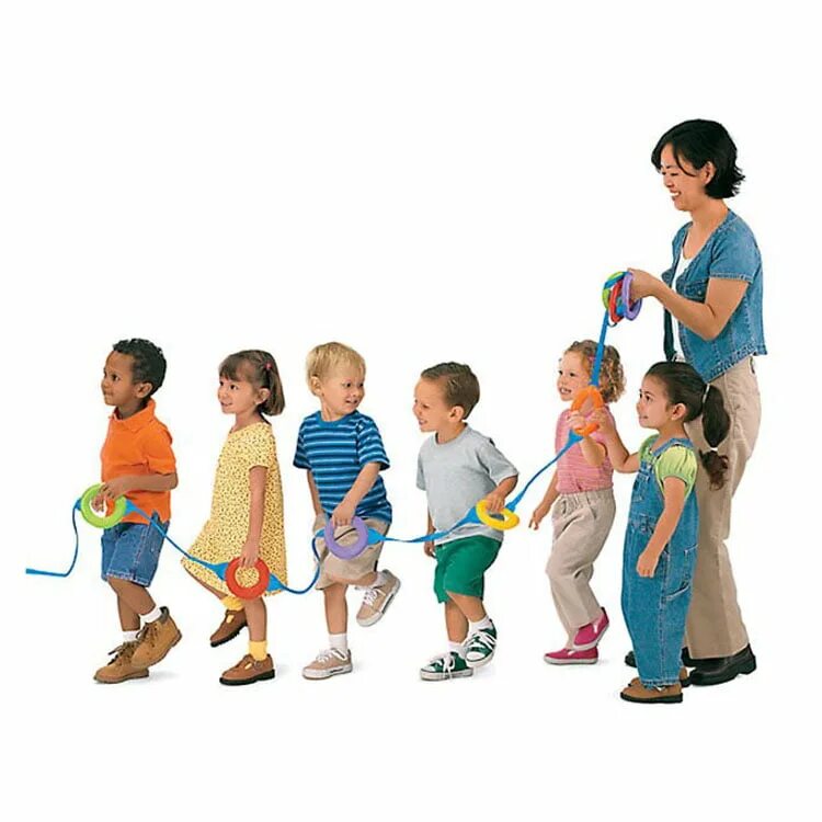 Включи дети ходят. Дети на веревочке. Веревочка для прогулки в детском саду. Веревочка для прогулки детей в детском саду. Прогулочная веревка для детского сада.