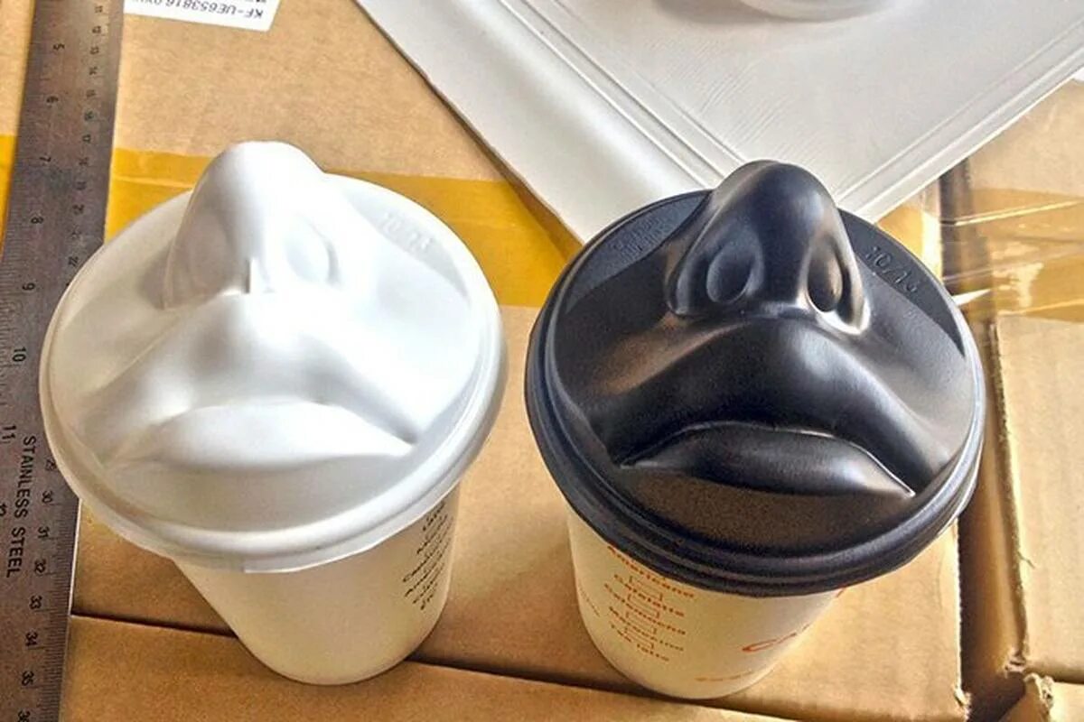 Купить крышку для кофе. Крышки для кофейных стаканчиков. Кофе в стаканчике с крышкой. Необычный кофейный стакан. Крышка для стакана кофе губы.
