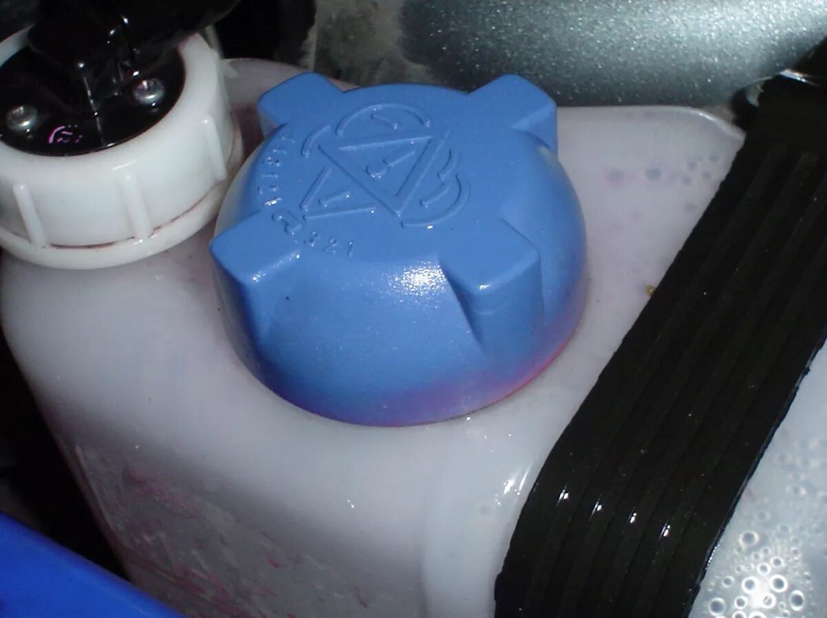 какая охлаждающая жидкость ваз 2110. антифриз 2110. тосол в ваз 2112. долить тосол ваз 2110. бачок охлаждающей жидкости 2112.