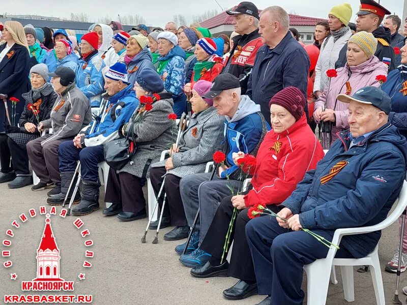 Сегодня 5 мая. Памятник воинам спортсменам в Красноярске. Памятник спортсменам в Красноярске. Возложение цветов к памятнику Красноярск 2023.