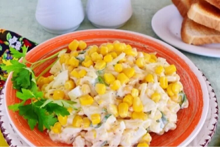 салат с косичкой сыром и кукурузой.