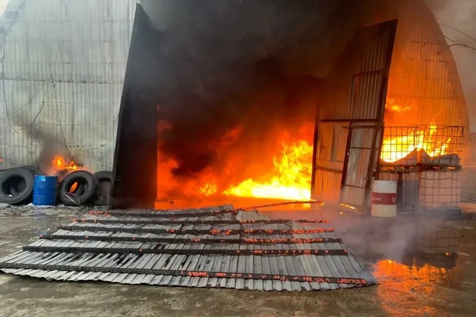 Пожар в Среднеуральске. Горящий ангар. Пожар в Среднеуральске сегодня. Пожар в Среднеуральске на Восточной улице. Сгорел ангар