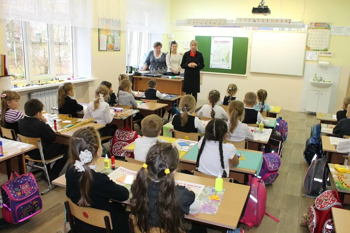 Класс в школе. Российские школы рекомендуют. Российская школа. Школьный  одежда девочки порвалась на уроке. Российские школы рекомендуют.