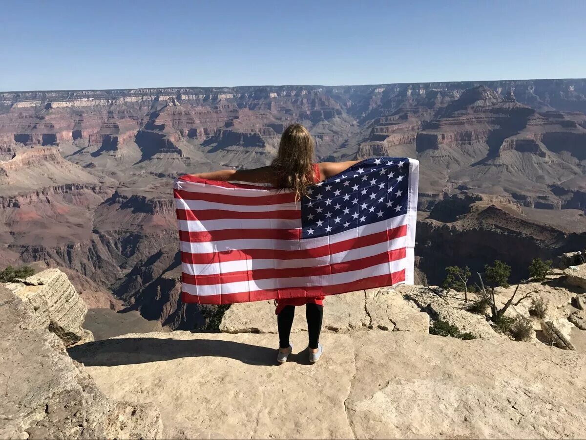 Продавец в америке. Программы работать в сша. Работники сша. Рабочие американцы. Американцы в офисе.