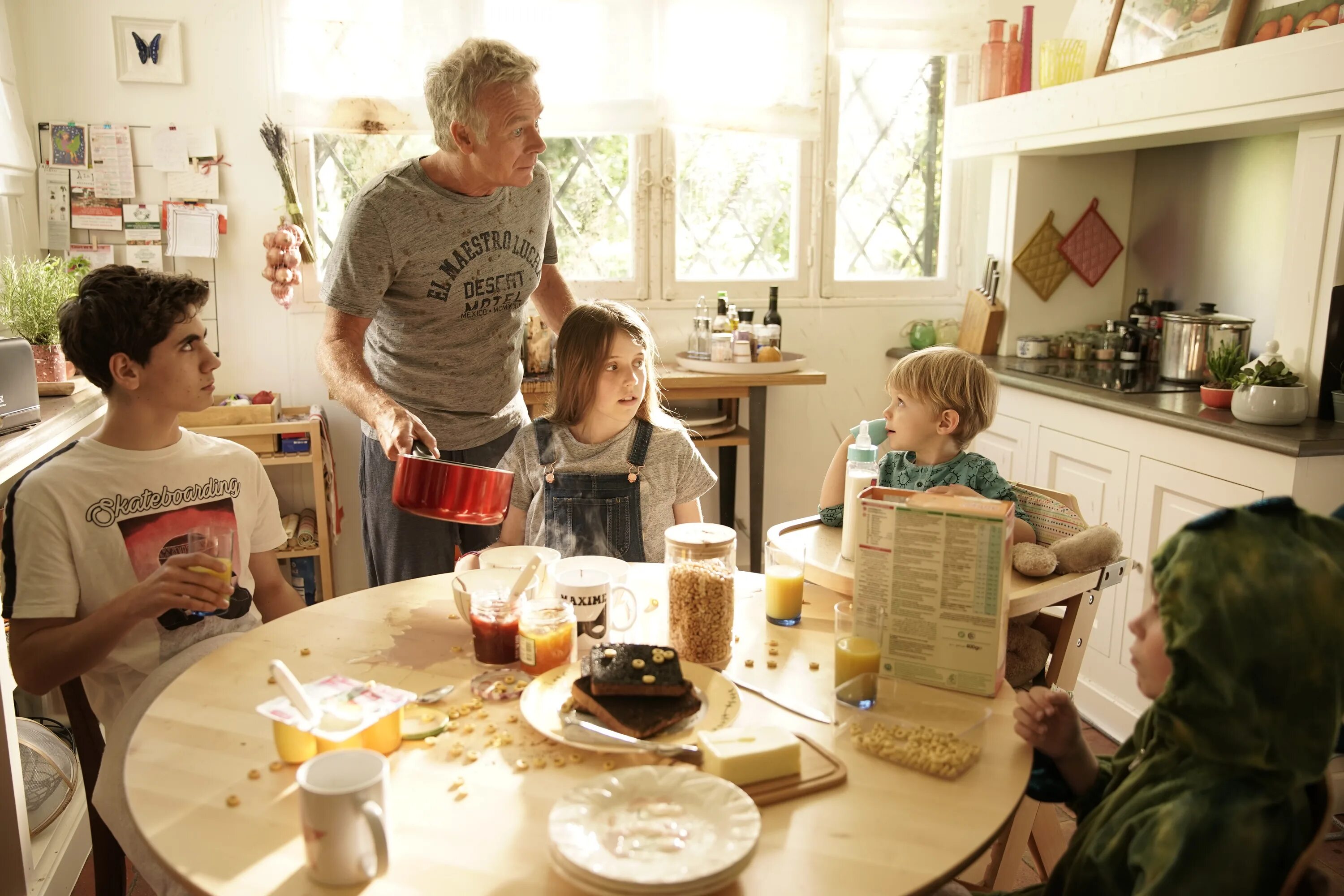 Не все дома / 10 jours Sans maman (2020). Семейные комедии с детьми. Неделя без мамы