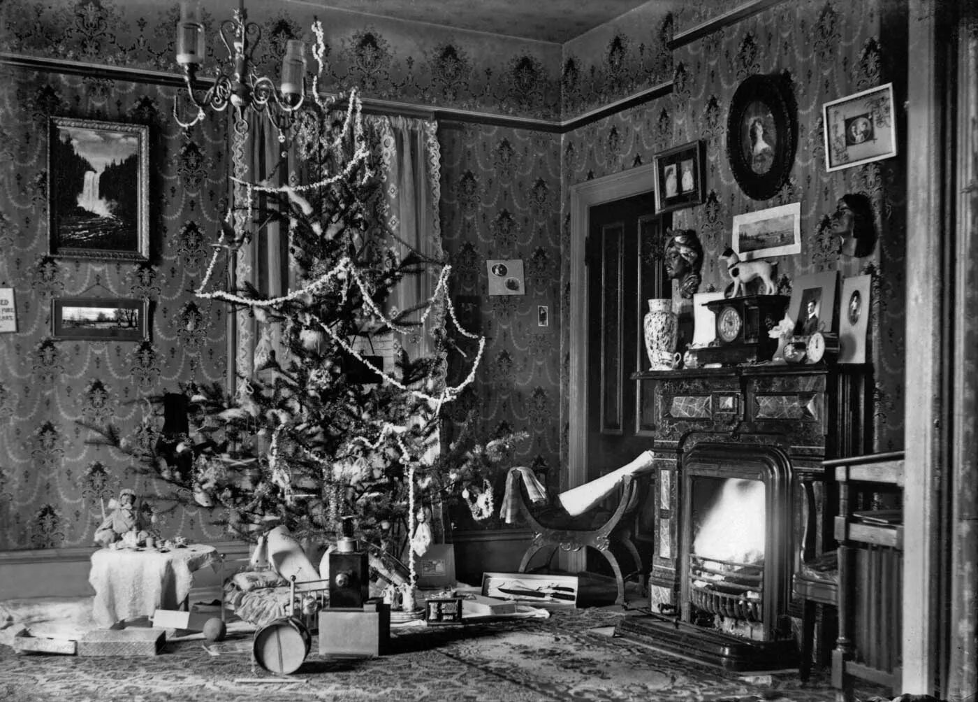 Елка в 1900 году. Новогодняя елка 1900 года. Фотография ёлки 1900. Ёлки 1900 годов фото.