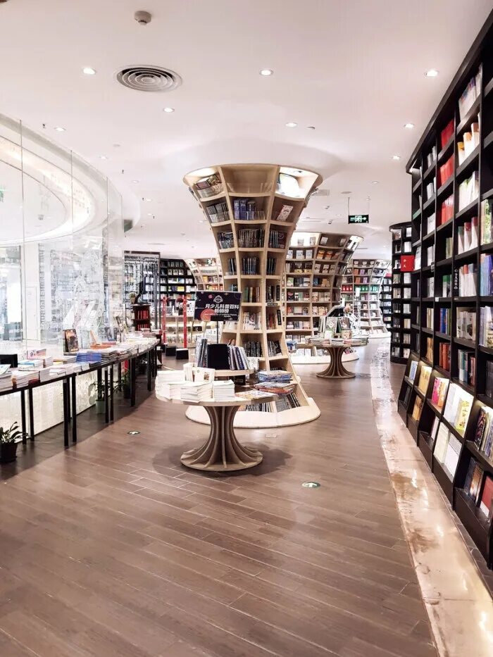 Красивый книжный магазин. Стильный книжный магазин. Книжный магазин в Китае самый большой. Книжный магазин в центре Москвы. Красивый книжный в москве