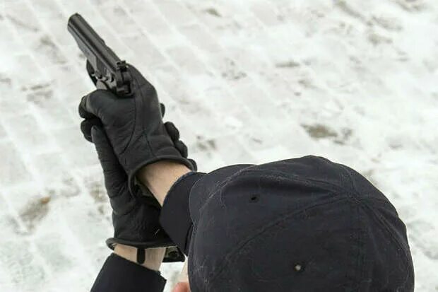 Бандит с пистолетом. Бандит с револьвером. Бандит с пистолетом ТТ.