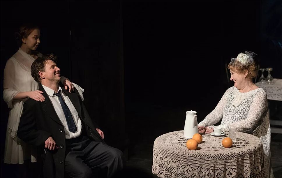 спектакль театр в комиисарж. "если бы знать"спектааль. спектакль семейка саймс. олег куликов режиссер. театр комиссаржевской спб спектакли.