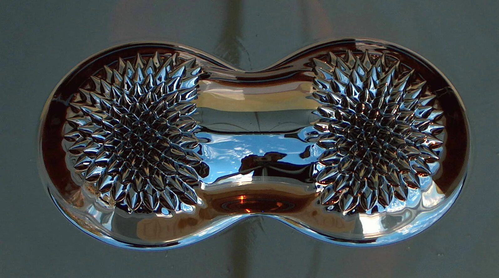 Ферромагнит. Черная магнитная жидкость. Ферромагнитная жидкость. Ферромагнит. Ferro магнитная жидкость.