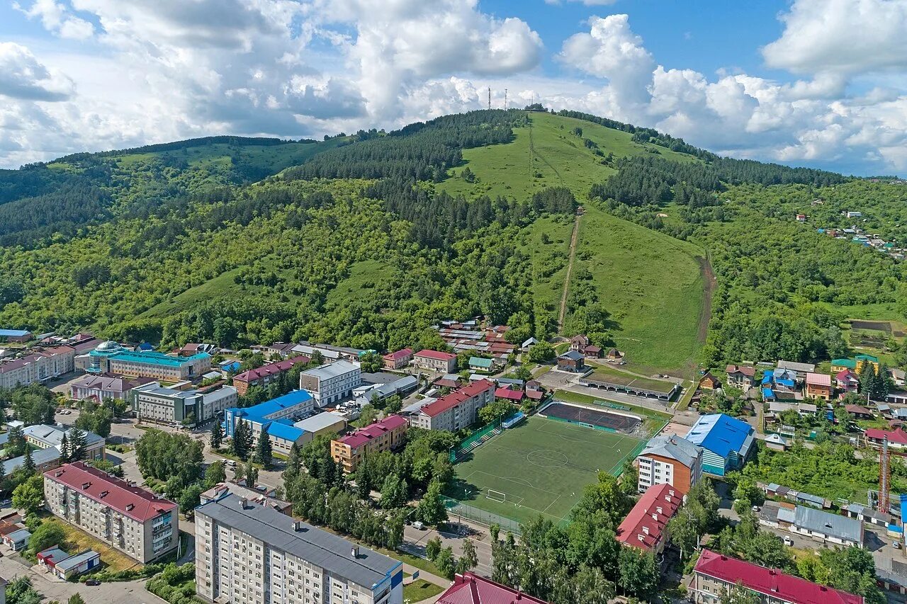 Горно алтайск расположен. Горно Алтайск. Обзорная площадка г. Горно-Алтайска. Обзорная площадка Горно Алтайск. Тугая гора Горно Алтайск лесенки.