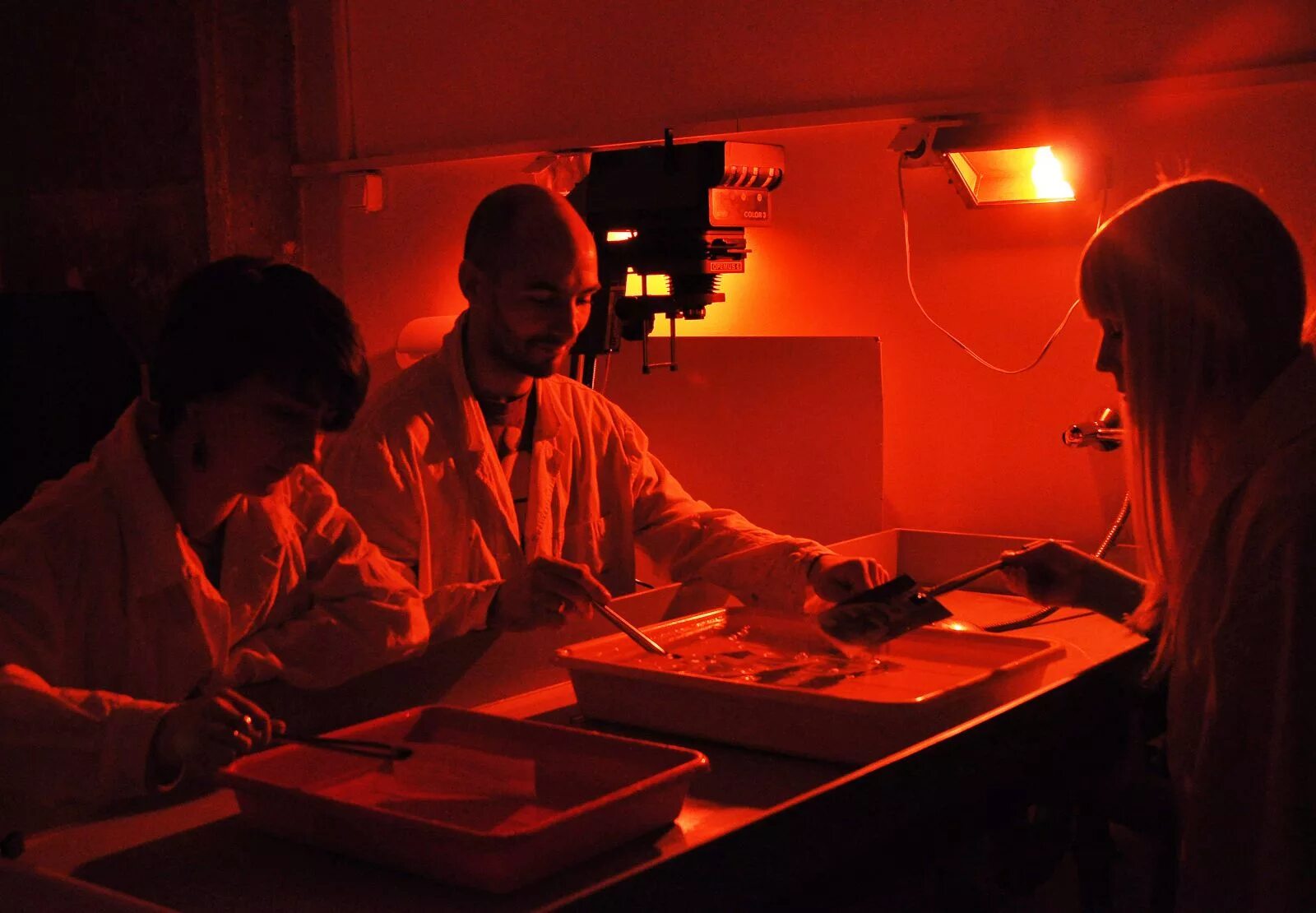 Проявление фотопленки. Памятка для родителей деструктивное поведение подростков. Пищеварительная система заключение. Проявка фотографий с пленки. Фотолаборатория проявка пленки.