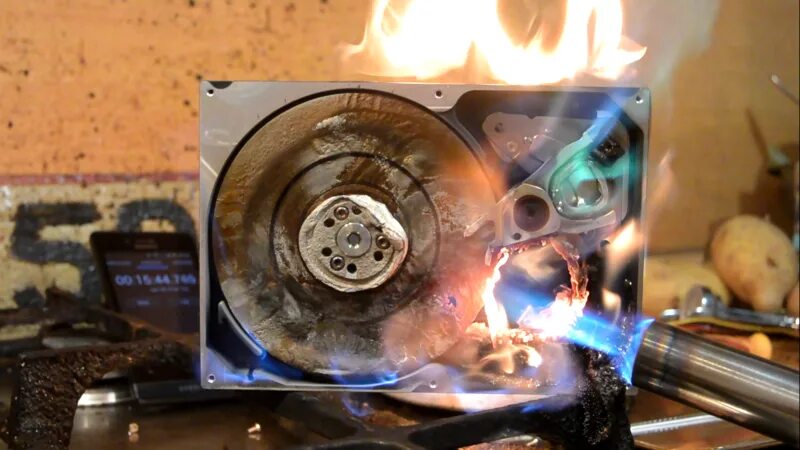 Сгорел жесткий. Уничтожитель жестких дисков. Уничтожитель данных на жестком диске. Термическое уничтожение жестких дисков. Сгоревший жесткий диск.