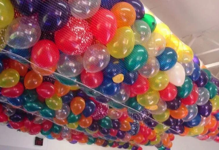 Покупка шаров. Воздушные шары. Шарики на потолке. Шарики гелевые. Сетка для сброса воздушных шаров.