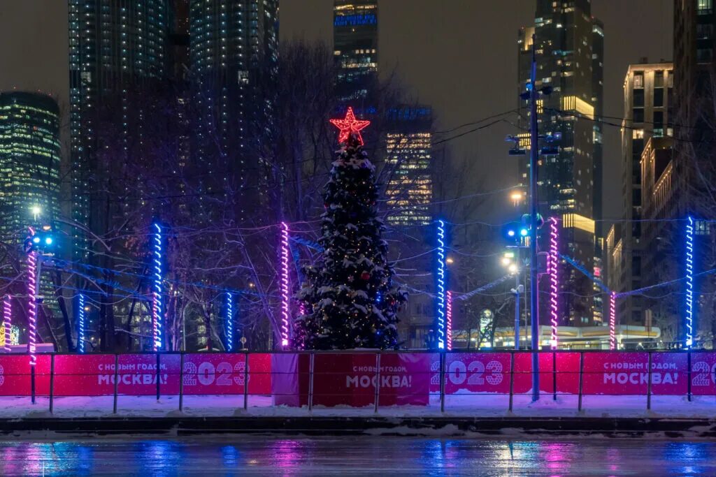 Каток эрмитаж в москве. Каток москва сити. Авиапарк каток. Крытый каток. Каток в москва сити 2024.
