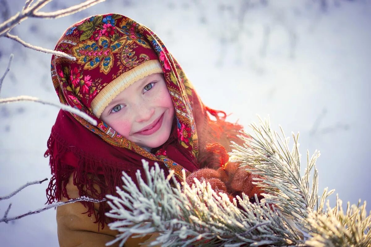 Богатая русская душа. Девочка в платке зимой. Девочка в платке. Русские красавицы в платках зимой. Фотосессия русском платке.
