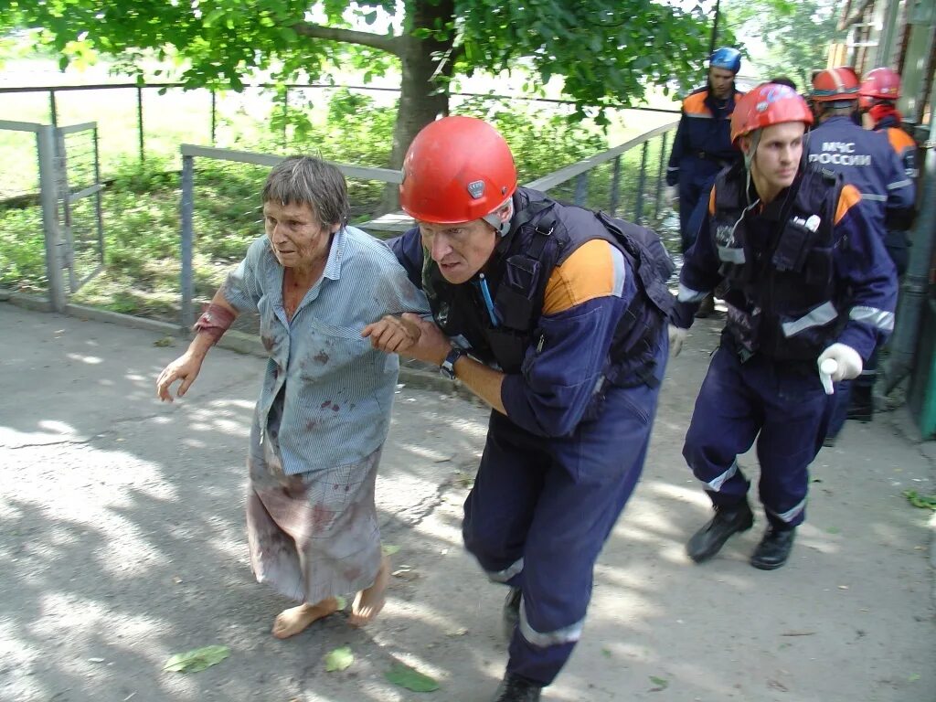 Человек кидает в чс. Спасение от террористов.