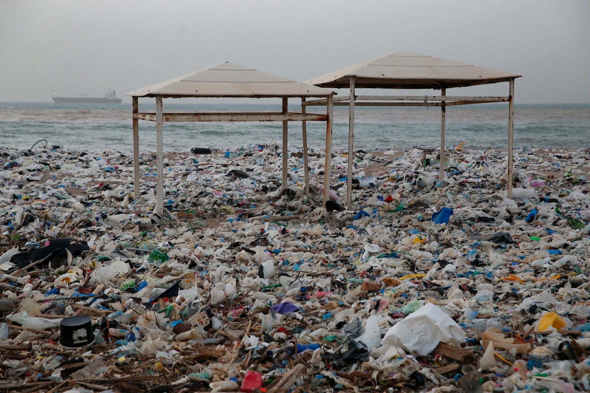 Миллионы тонн воды. Мусорный кризис. Beach Garbage. Rubbish pollution. Garbage Dumpers on the Beach.