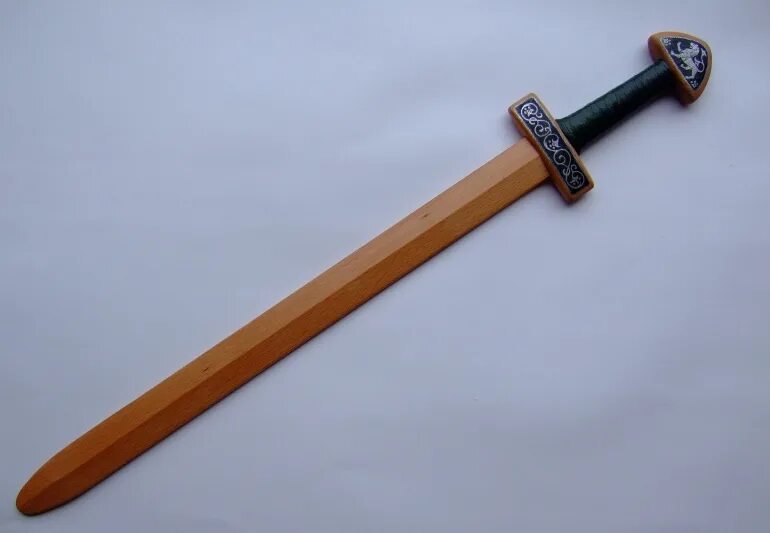 Купить меч надо. Деревянный меч. Меч из дерева. Деревянная ручка меча. Рукоять меча из дерева.