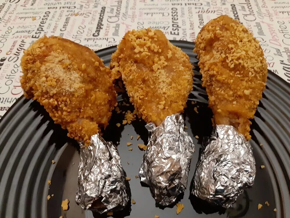 Запечь куриную ножку в фольге. Куриные ножки в духовке с хрустящей корочкой. куриные ножки в сухарях в духовке с хрустящей корочкой. окорочка в фольге. куриные ножки в фольге.