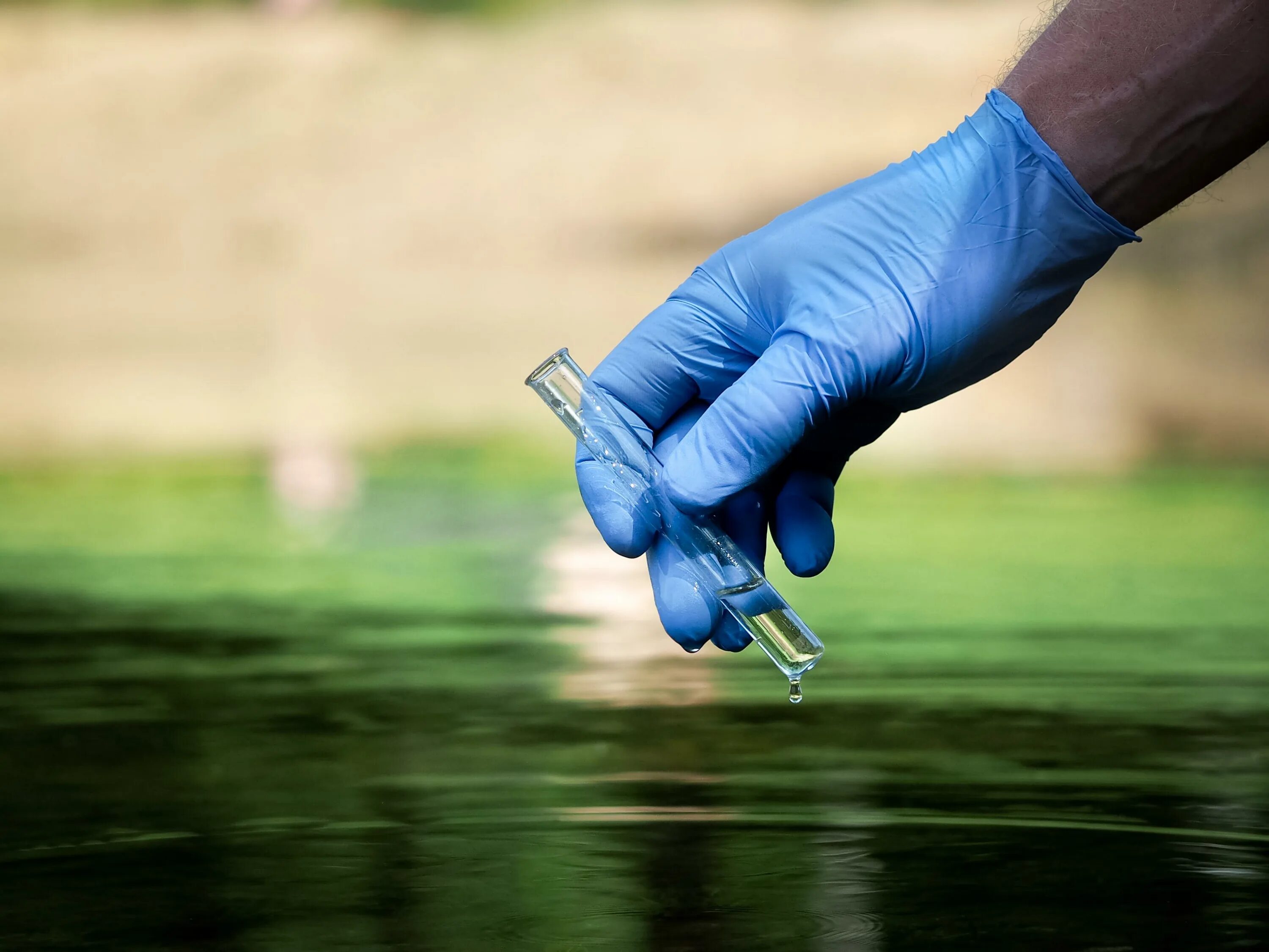 Пробы воды. Забор проб воды. Взятие проб воды. Отбор проб воды. Взятие пробы воды