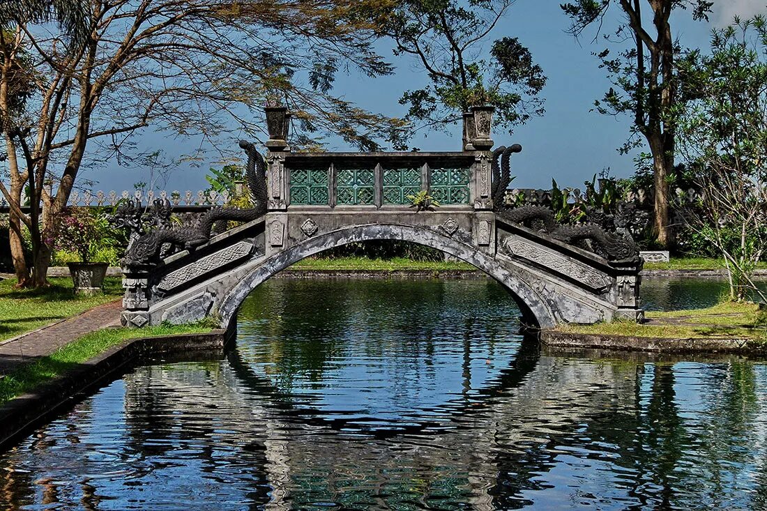 Страна многих вод. Водный дворец Таман Тирта Гангга. Индонезия Водный дворец Тиртаганга. Тиртаганга Бали. Королевский Водный дворец Бали.