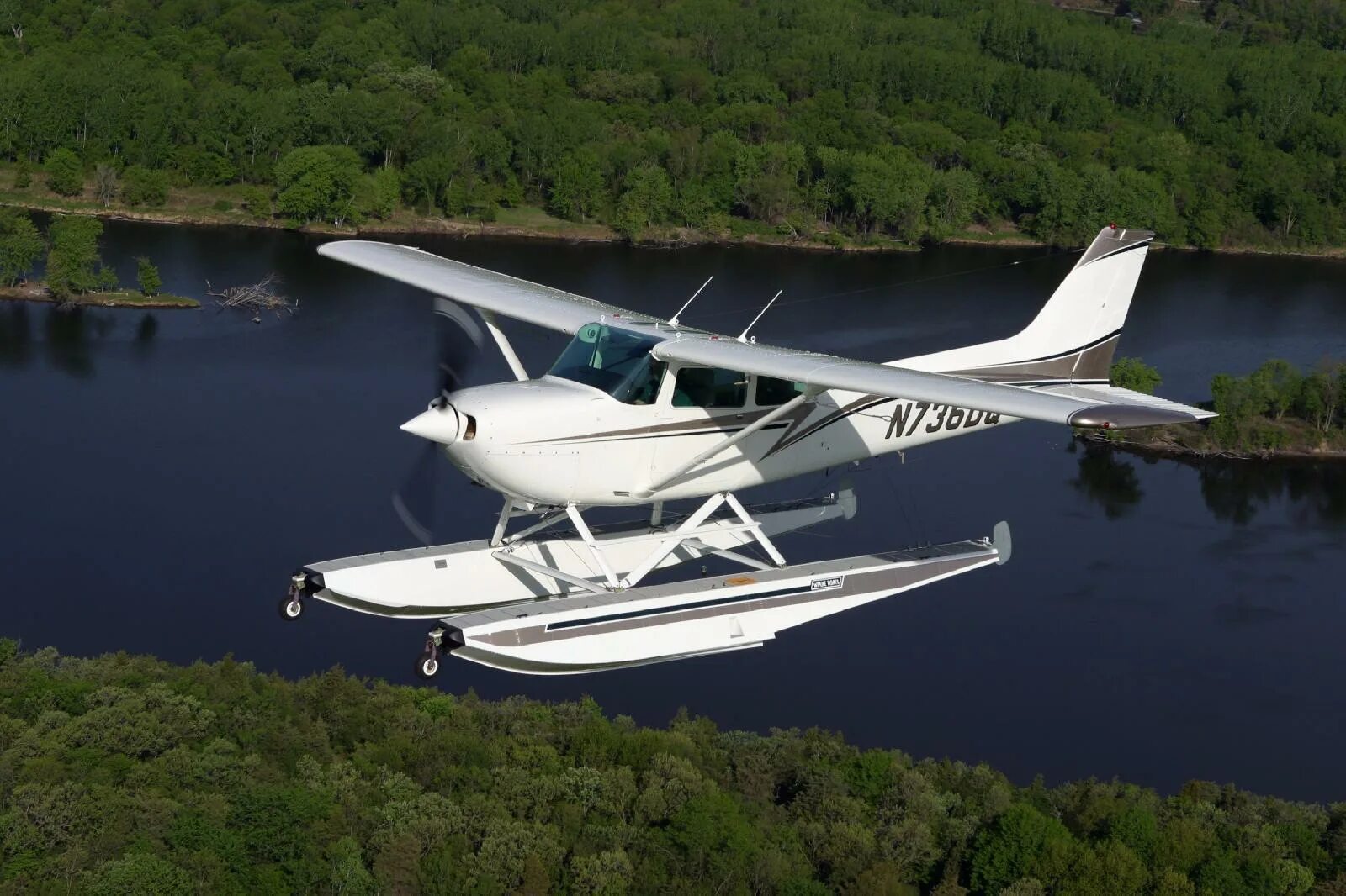 Сесна 172. Легкомоторный самолет Cessna 172. Cessna 172 амфибия. Cessna 172 самолёты Cessna. Cessna 172 гидроплан.