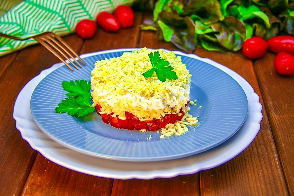 Салат курица сыр яйцо помидор чеснок. Салат курица сыр яйцо помидор чеснок