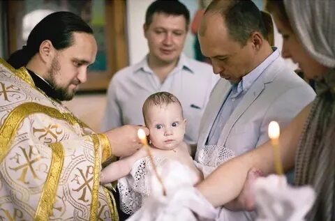 Ребенок целует крест