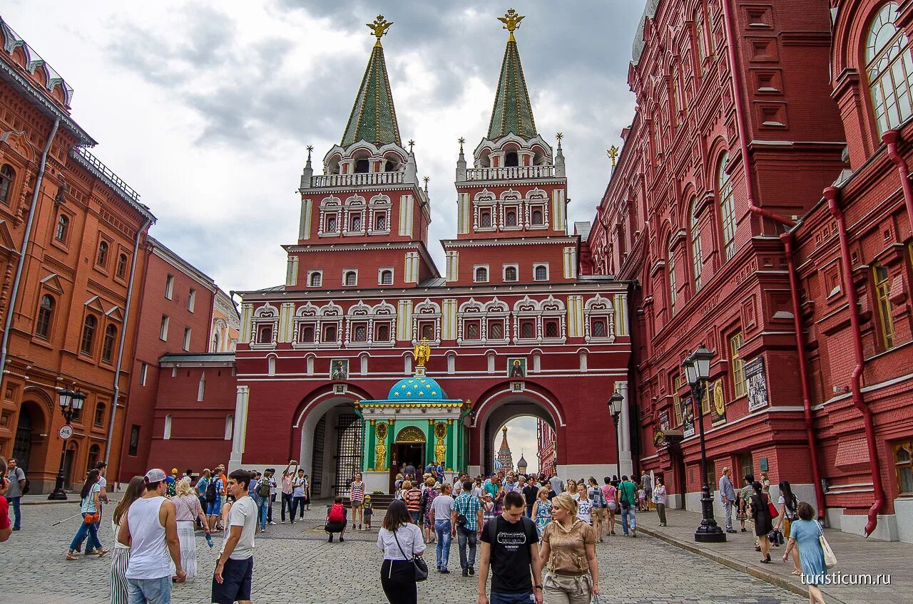 Улицу назвали красной. Московский Кремль ГУМ. Храм рядом с ГУМОМ на красной площади. Кремлёвская площадь ГУМ.