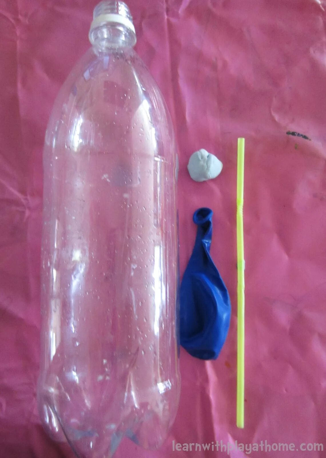 Пластиковая бутылка с трубкой. Бутылка с шариком. Эксперимент с бутылкой и водой. Опыт с шариком и бутылкой. Бутылочка опыта