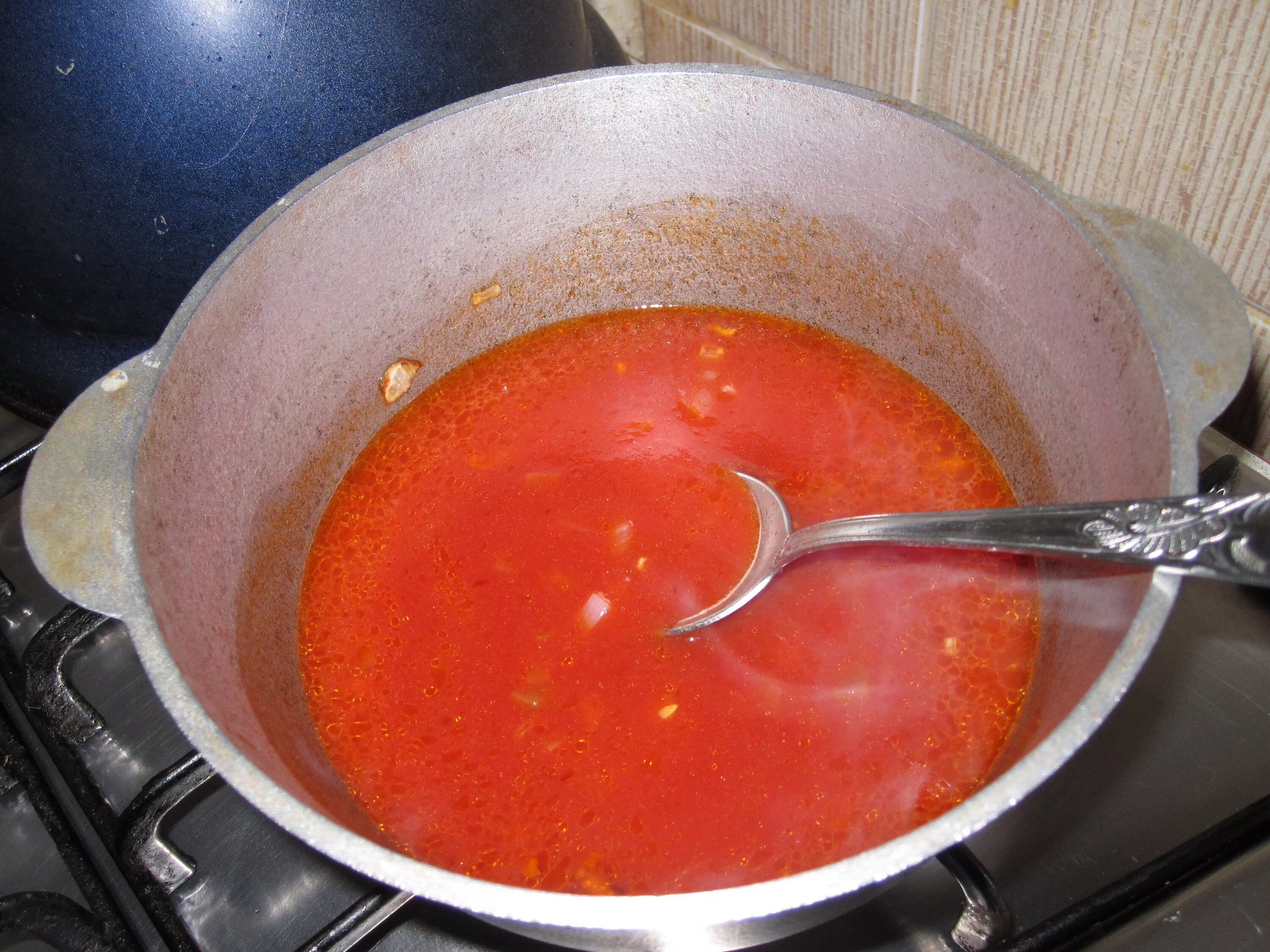 Подлива сметана мука томатная паста. Соус с мукой и томатной пастой. Подливка с томатной пастой. Подливка для котлет из томатной пасты. Подлива из муки без томатной пасты.