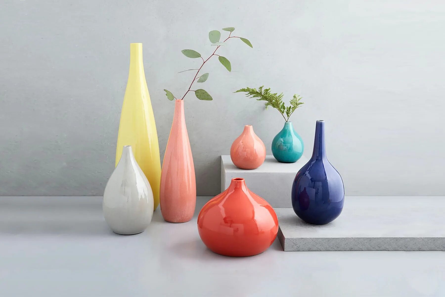 Цветной ваза. Разноцветные вазы. Вазы разной формы. Вазы цветное стекло. Разноцветная ваза.