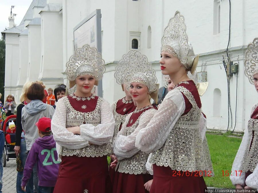 В вологде где где где слушать. Вологодский народный костюм. Костюм с вологодским кружевом. Русский народный костюм кружевоплетение. Кружева народный костюм.