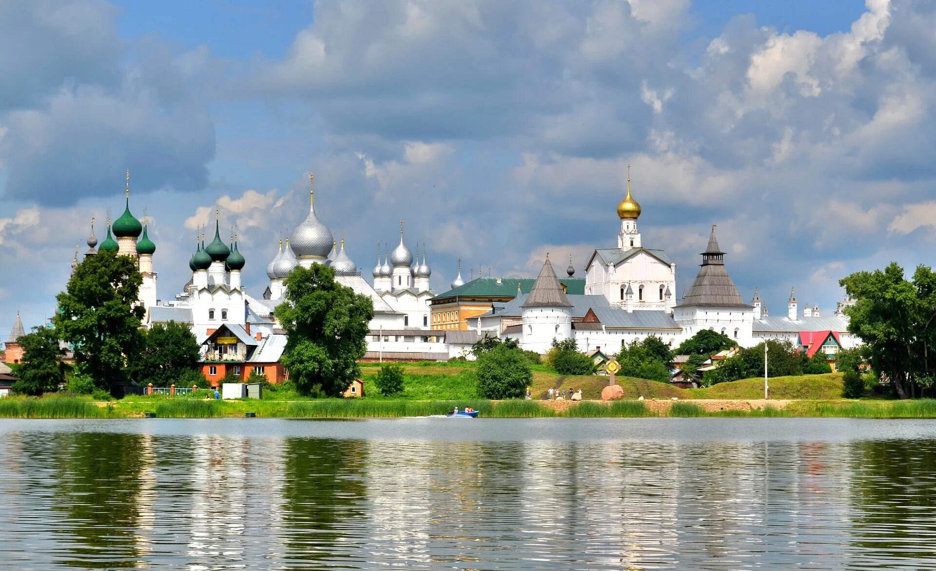 Озеро неро город. Ростов Великий Кремль на озере Неро. Озеро Неро Ярославская область. Золотое кольцо России Ростов озеро Неро. Ростов Кремль на озере Неро.