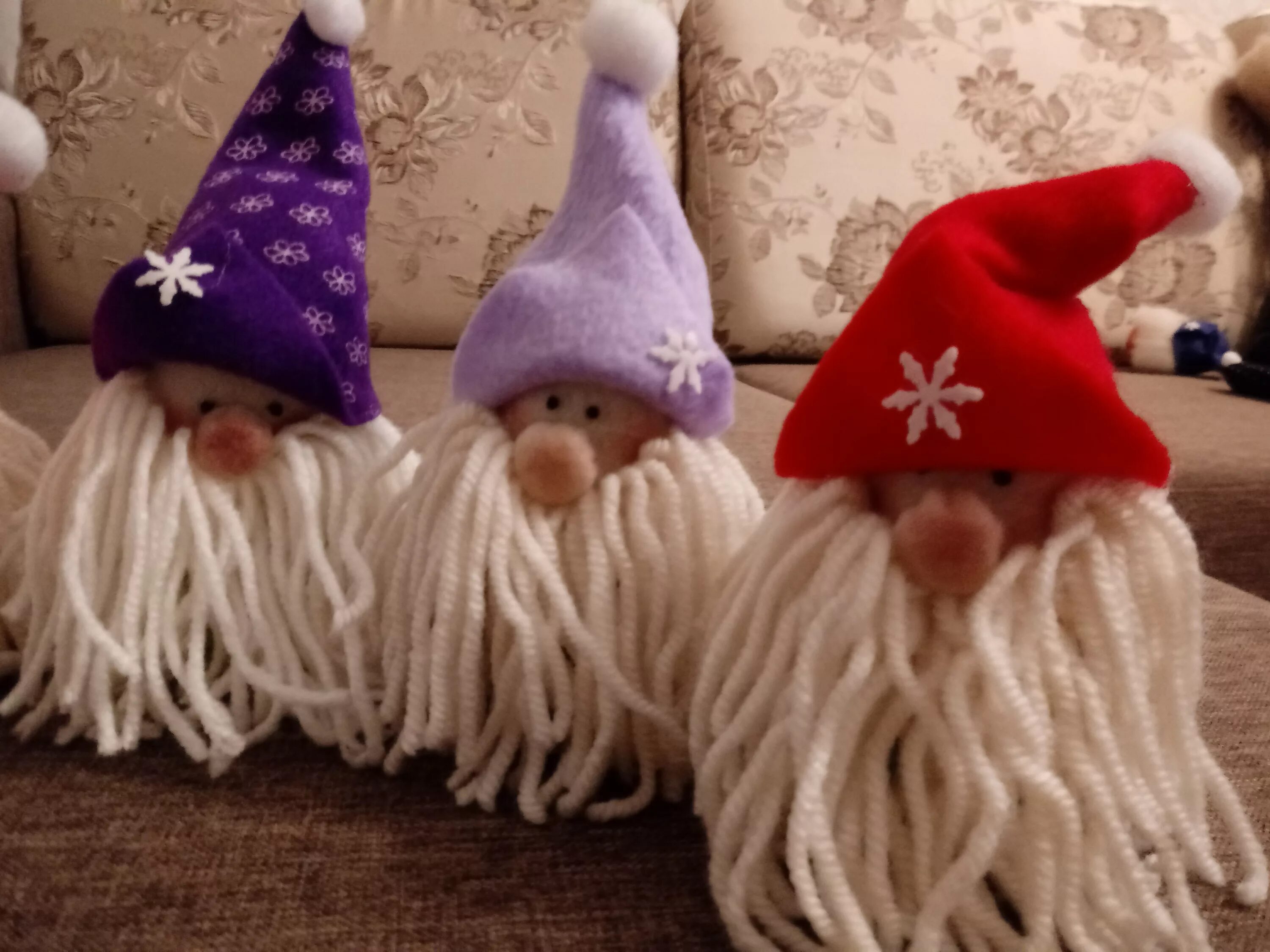 Гномик из ниток и втулки. Гномик из пряжи. Гномик из пряжи. Как сделать гномика из пряжи. Елочные игрушки из пряжи.