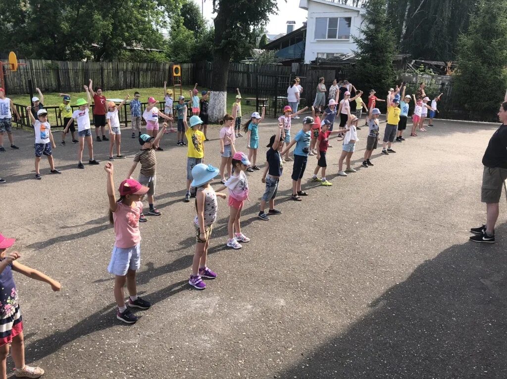 дети в пришкольном лагере. пришкольный лагерь. летний лагерь в школе. летний оздоровительный лагерь. летний пришкольный лагерь дневного пребывания.