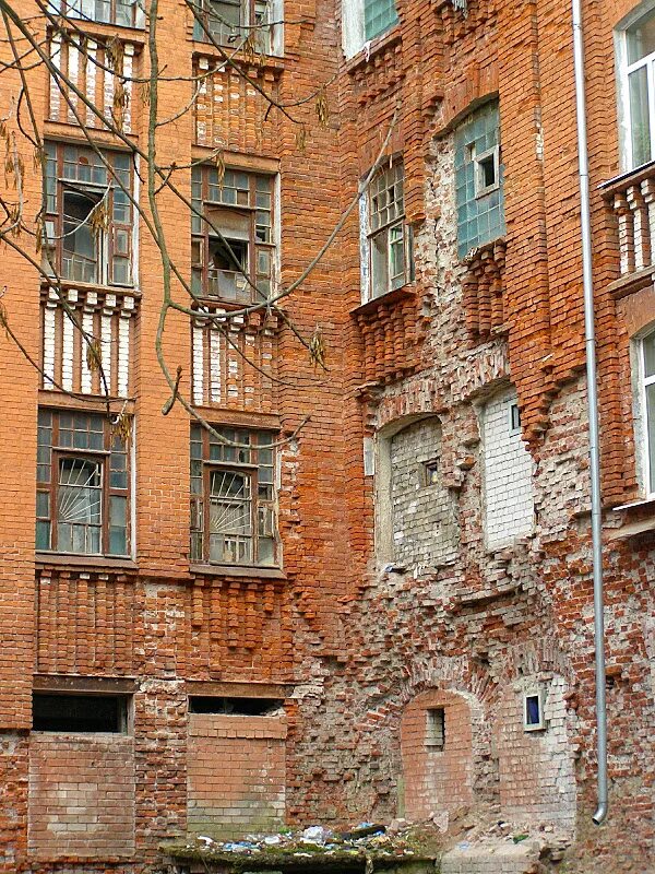 Российский двор. Старый дворик тверь. Тверь пролетарка морозовские казармы. Тверь дворы. Пролетарские дворы тверь.