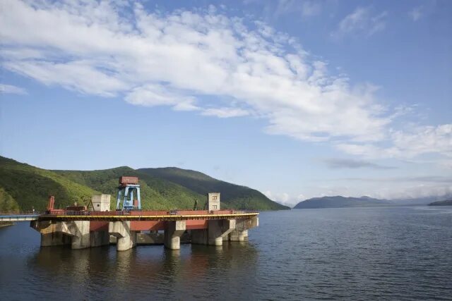 Многоудобное приморский край. Артемовское водохранилище Приморский край. Водохранилище Многоудобное Приморский. Озеро Артемовское Многоудобное Приморский край. Водохранилище в Многоудобном Приморский край.