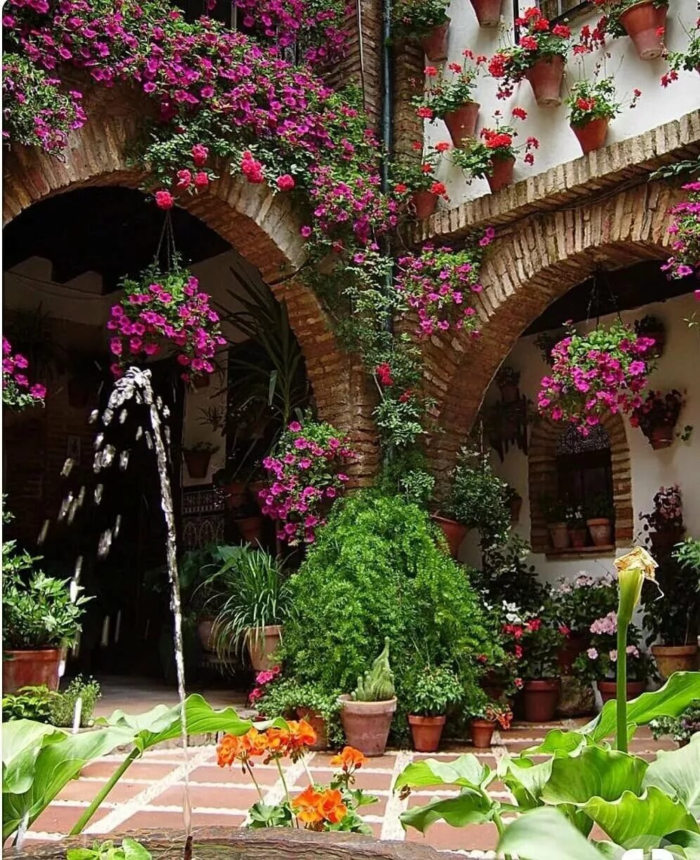 Дворик в испании. Португалия колониальный стиль патио. Средиземноморский стиль ландшафт греция. Дворик в испании. Патио в испано-мавританском стиле.