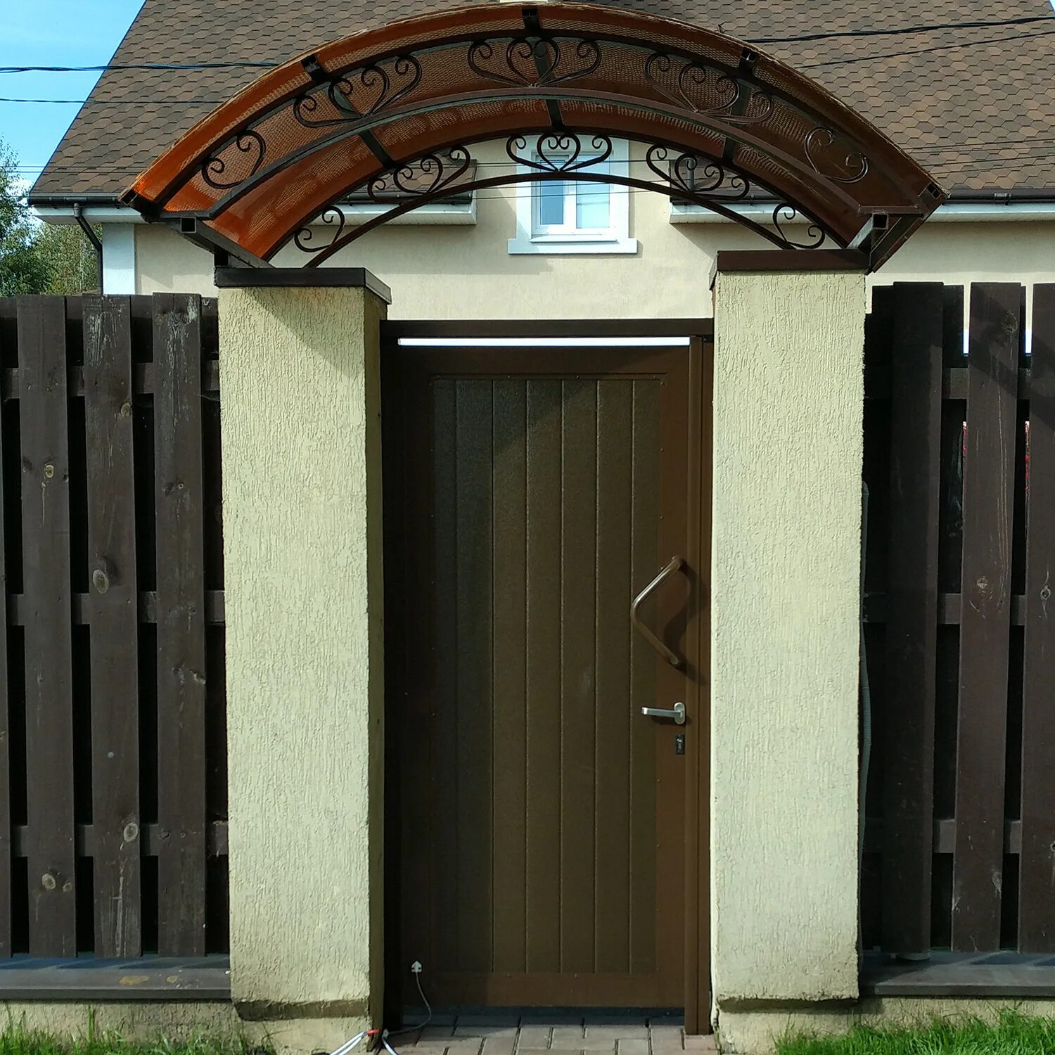 Старинная дверь. Ворота с дверью. Дверной ворота. Дверной ворота. Ворота с дверью.