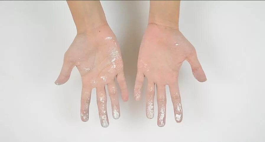 Руки испачканы выделенная полоса балованный. Руки испачканы мелом. Кожа после частого мытья.