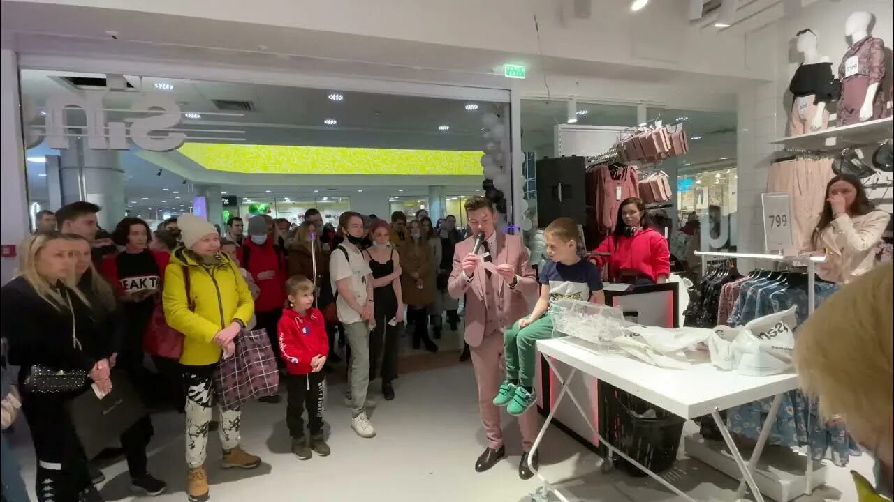 Модное место пермь. Общественное пространство. Модное место. Андерлайн мега теплый стан. Жирок ресторан усачевский.